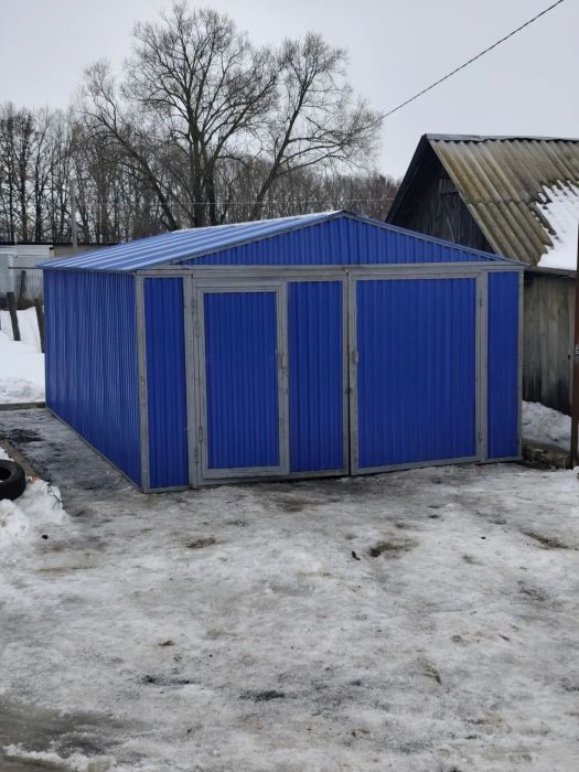 Синий металлический гараж, зимняя установка — Гараж Монтаж